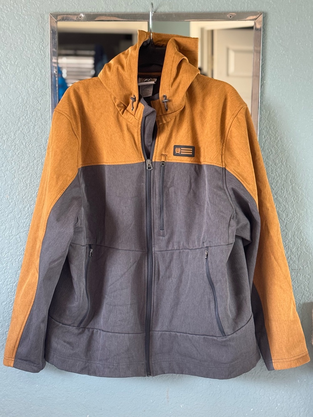 NWOT Cinch Men’s Hooded Softshell Jacket Camel & Grey Size Medium